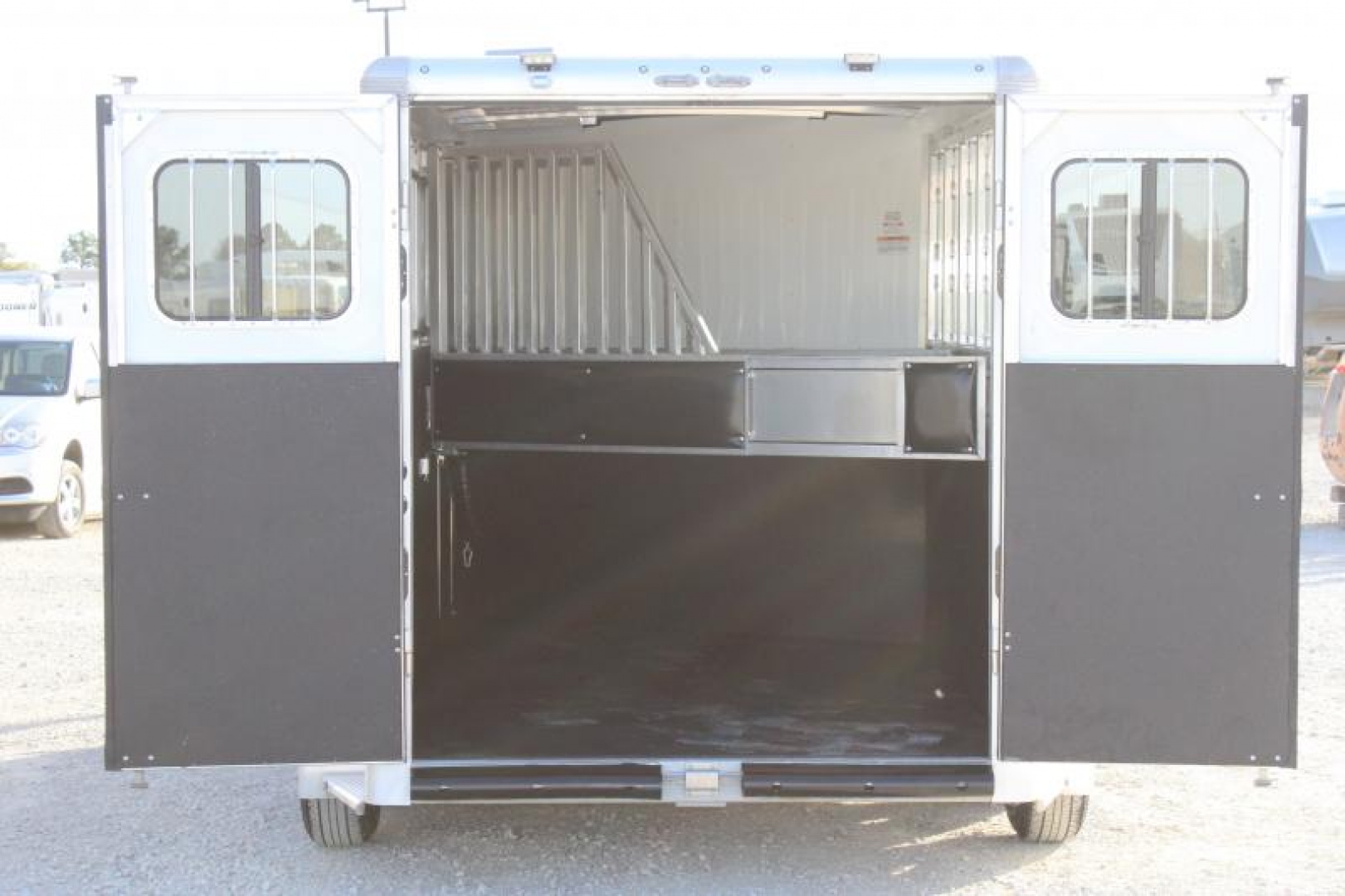 New 2024 Sundowner 3 Horse Slant Load Gooseneck Horse Trailer