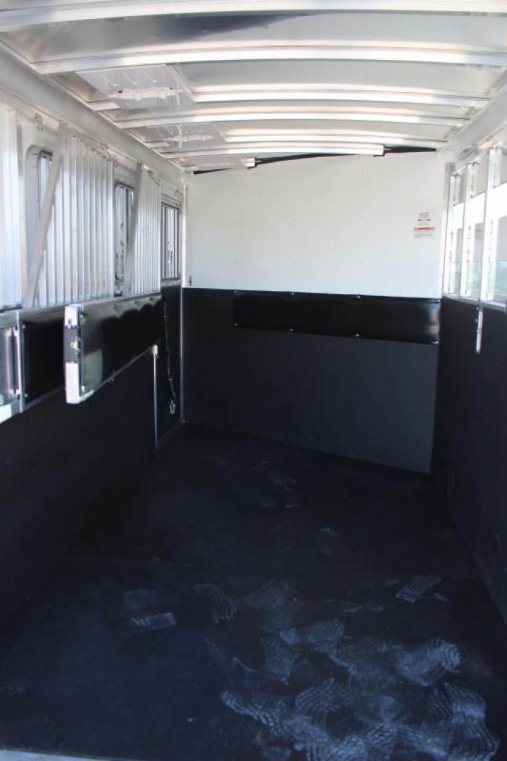 New 2024 Sundowner 3 Horse Slant Load Gooseneck Horse Trailer