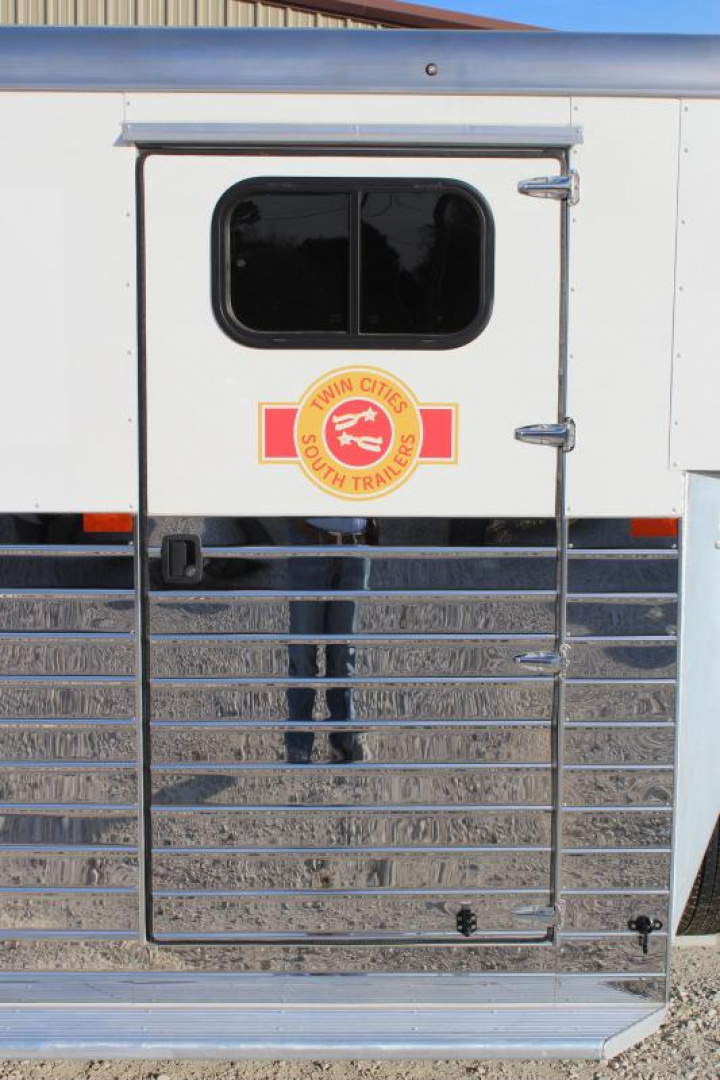 New 2024 Sundowner 3 Horse Slant Load Gooseneck Horse Trailer