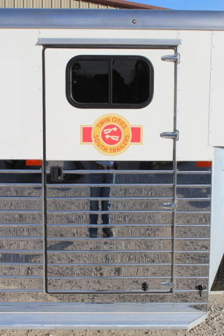 New 2024 Sundowner 3 Horse Slant Load Gooseneck Horse Trailer