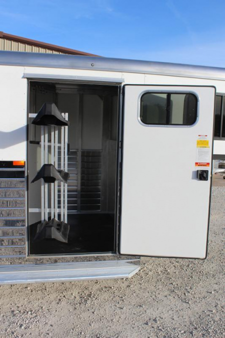 New 2024 Sundowner 3 Horse Slant Load Gooseneck Horse Trailer