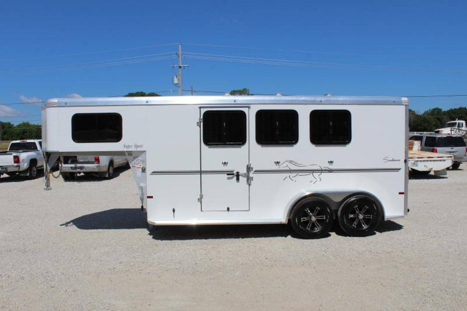 New 2024 Sundowner 3 Horse Slant Load Gooseneck Horse Trailer