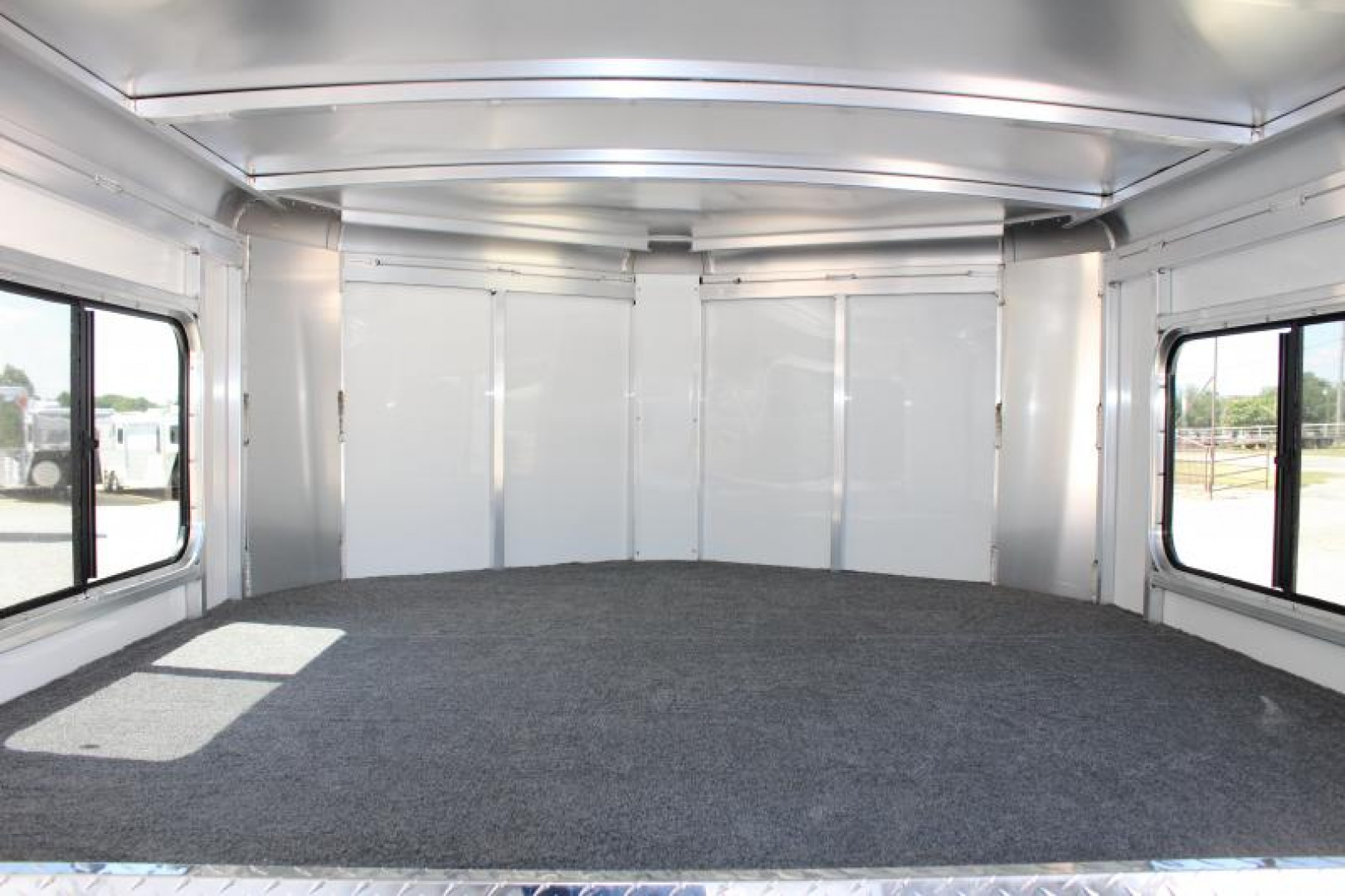 New 2024 Sundowner 3 Horse Slant Load Gooseneck Horse Trailer