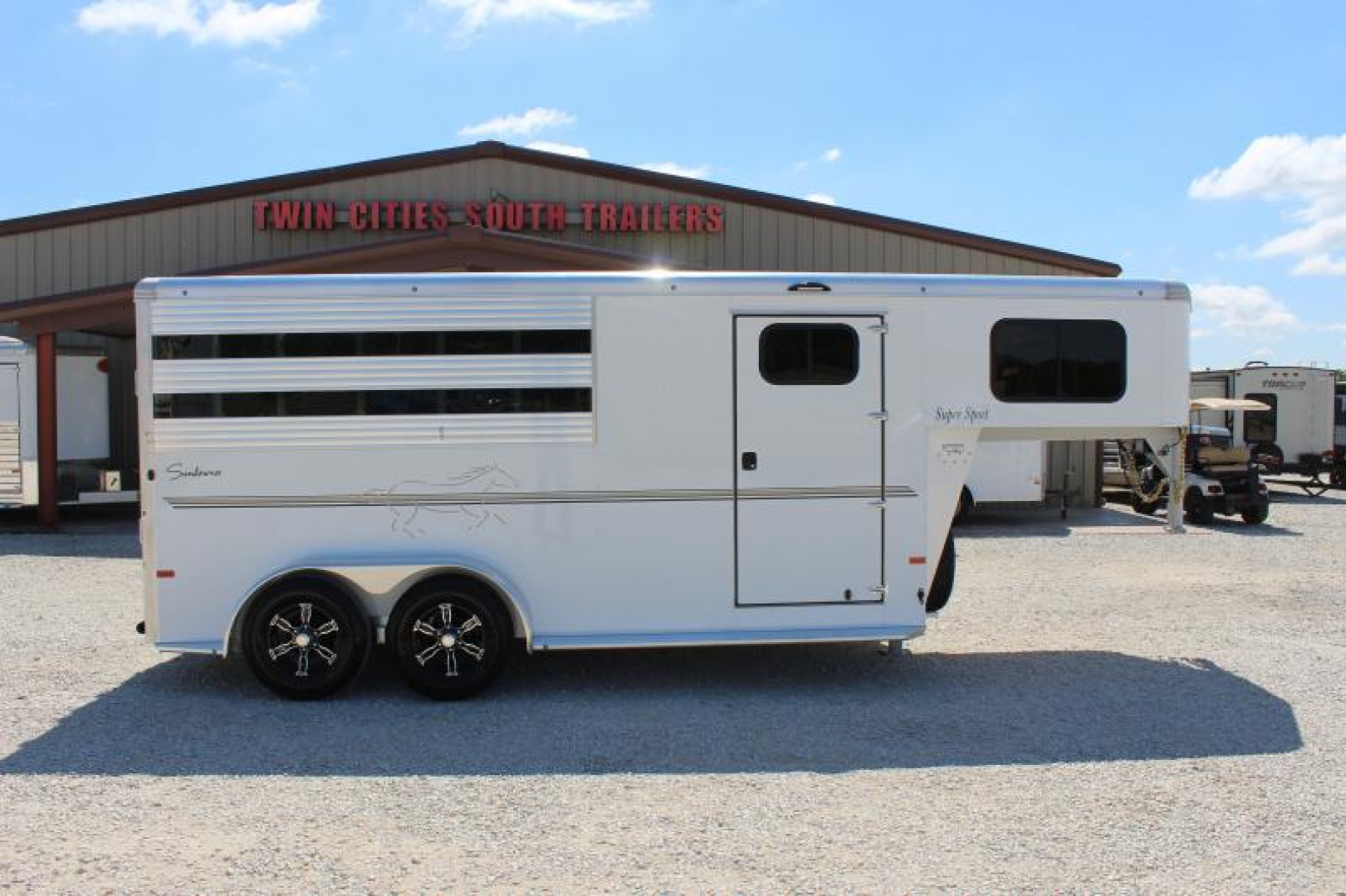 New 2024 Sundowner 3 Horse Slant Load Gooseneck Horse Trailer