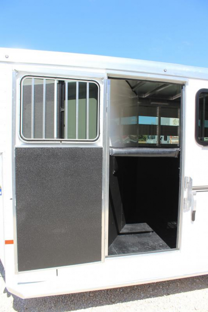 New 2024 Sundowner 3 Horse Slant Load Gooseneck Horse Trailer