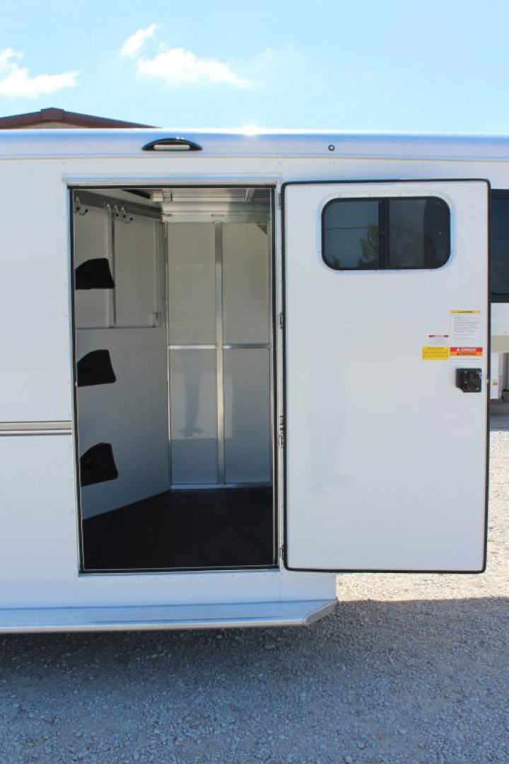 New 2024 Sundowner 3 Horse Slant Load Gooseneck Horse Trailer