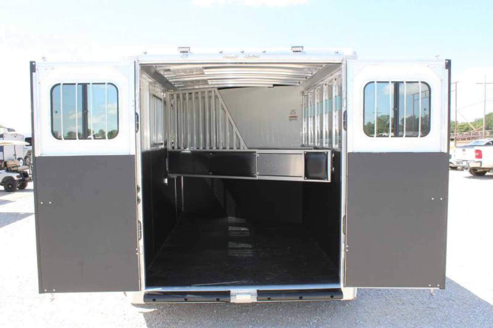 New 2024 Sundowner 3 Horse Slant Load Gooseneck Horse Trailer