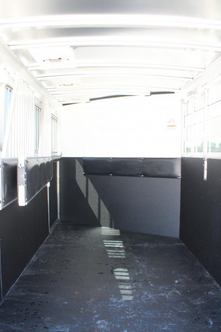 New 2024 Sundowner 3 Horse Slant Load Gooseneck Horse Trailer