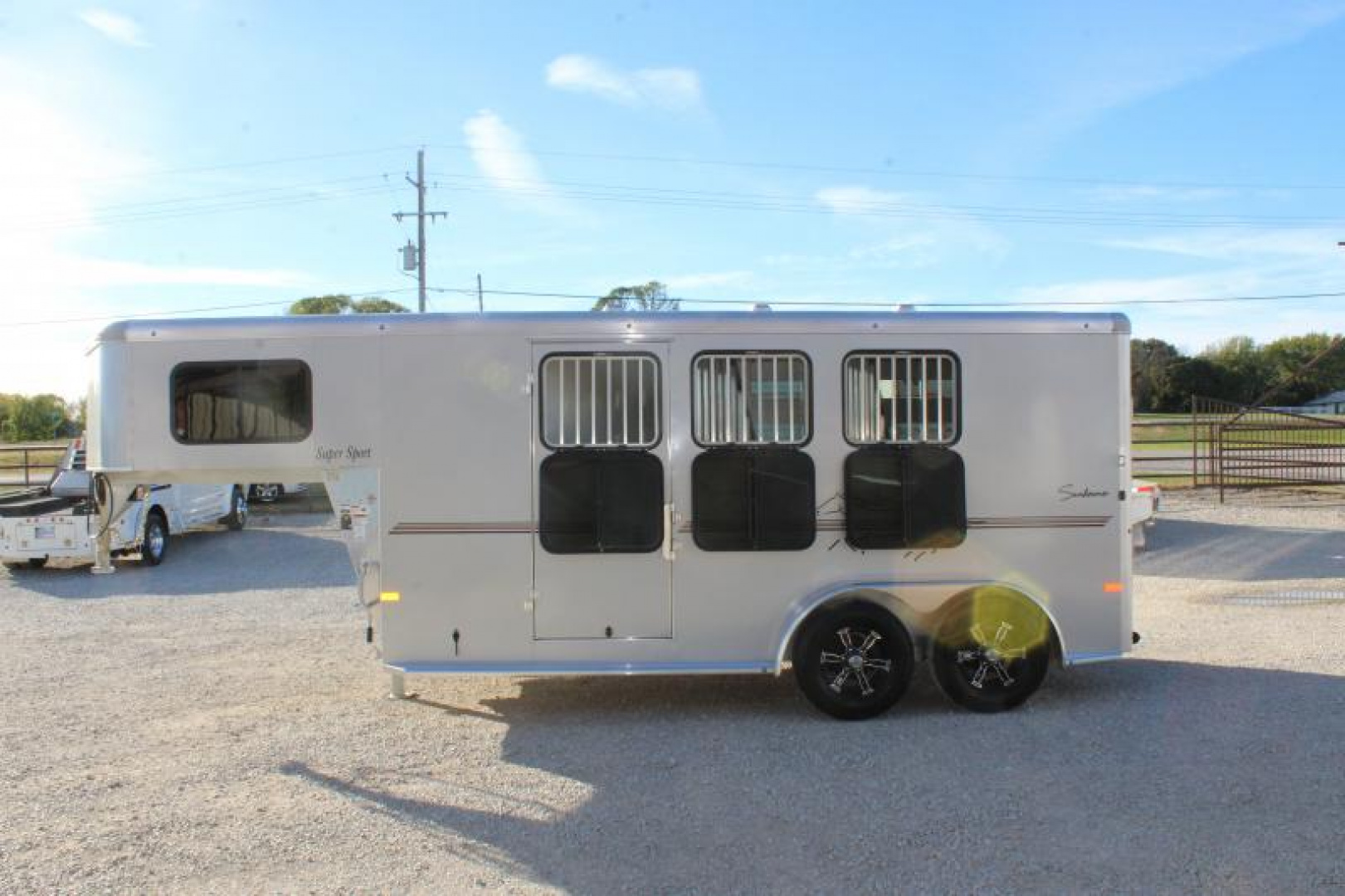 New 2024 Sundowner 3 Horse Slant Load Gooseneck Horse Trailer