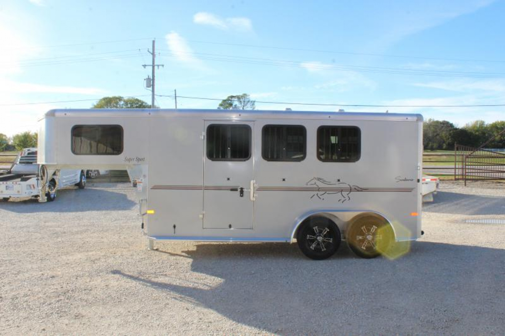 New 2024 Sundowner 3 Horse Slant Load Gooseneck Horse Trailer