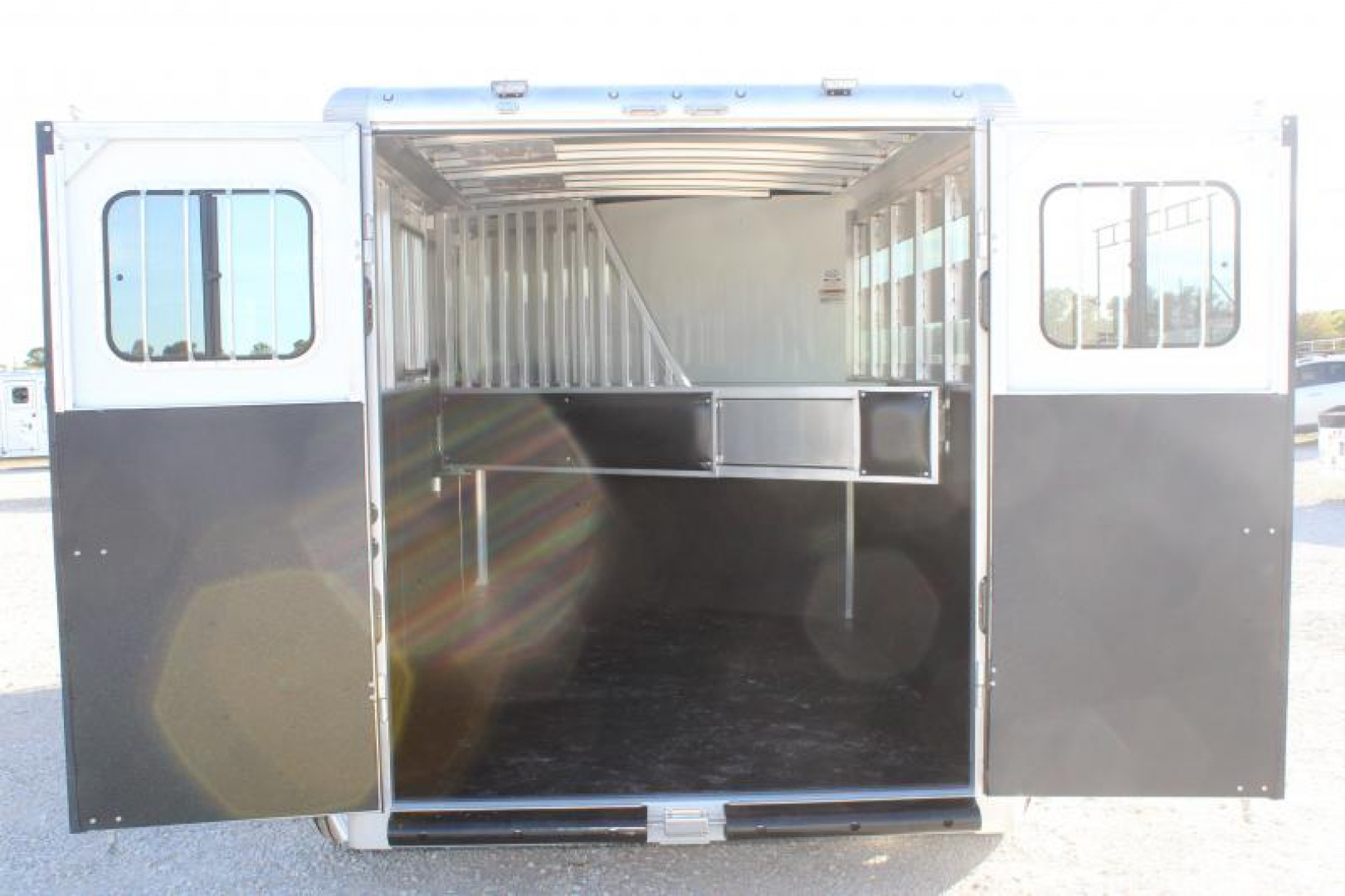 New 2024 Sundowner 3 Horse Slant Load Gooseneck Horse Trailer