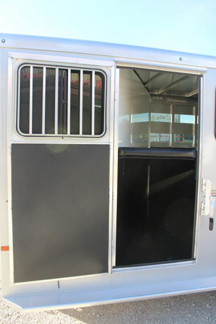 New 2024 Sundowner 3 Horse Slant Load Gooseneck Horse Trailer
