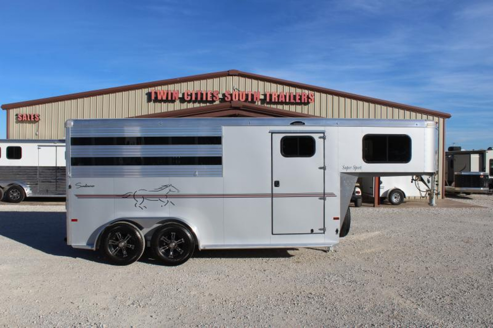 New 2024 Sundowner 3 Horse Slant Load Gooseneck Horse Trailer