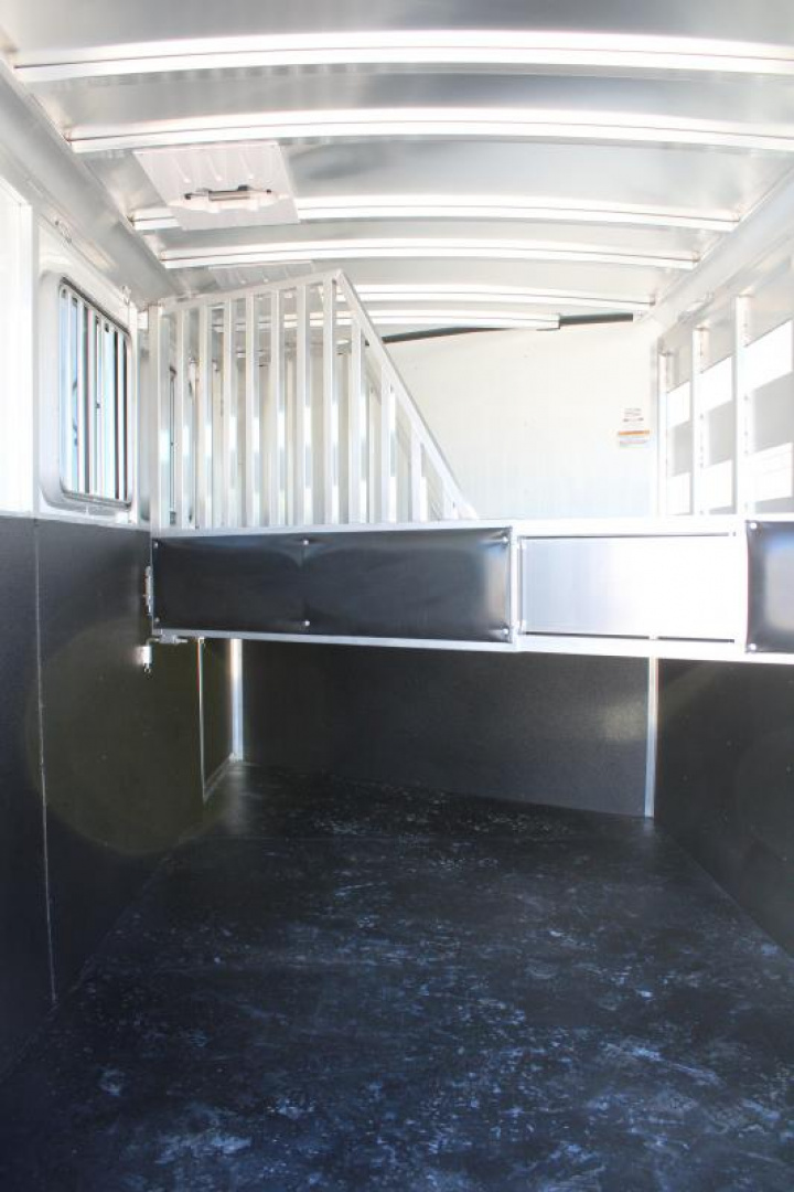 New 2024 Sundowner 3 Horse Slant Load Gooseneck Horse Trailer