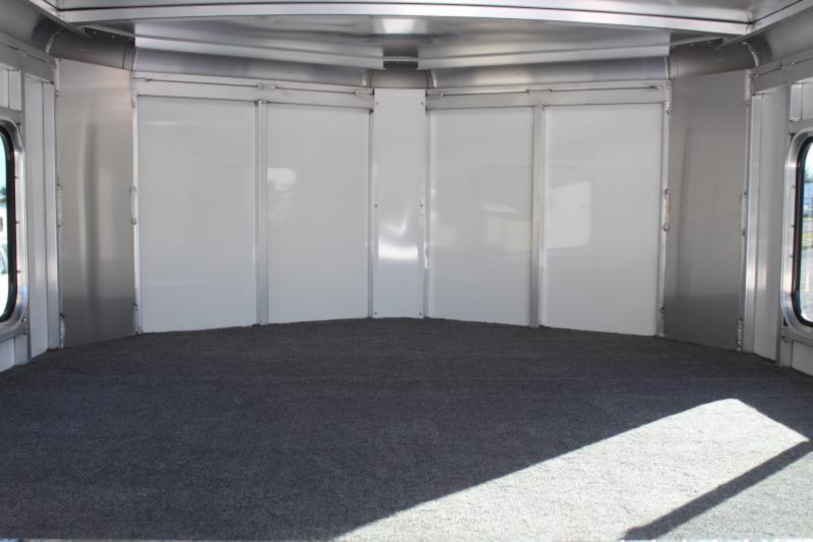 New 2024 Sundowner 3 Horse Slant Load Gooseneck Horse Trailer