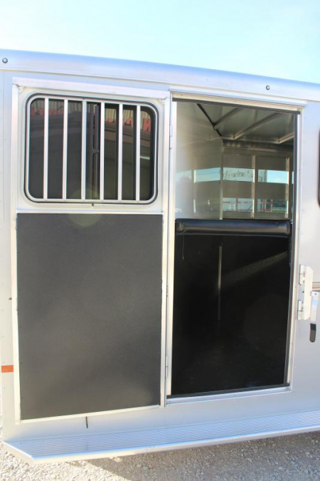 New 2024 Sundowner 3 Horse Slant Load Gooseneck Horse Trailer