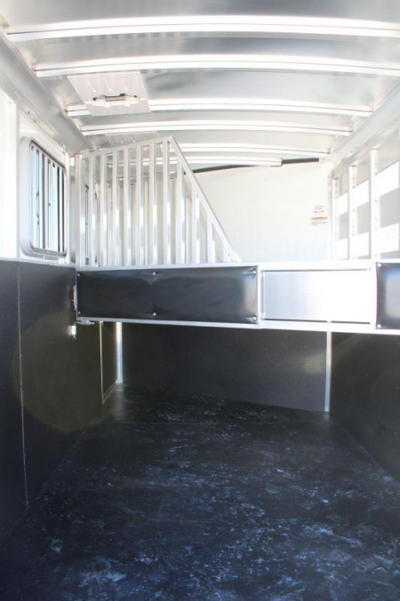 New 2024 Sundowner 3 Horse Slant Load Gooseneck Horse Trailer