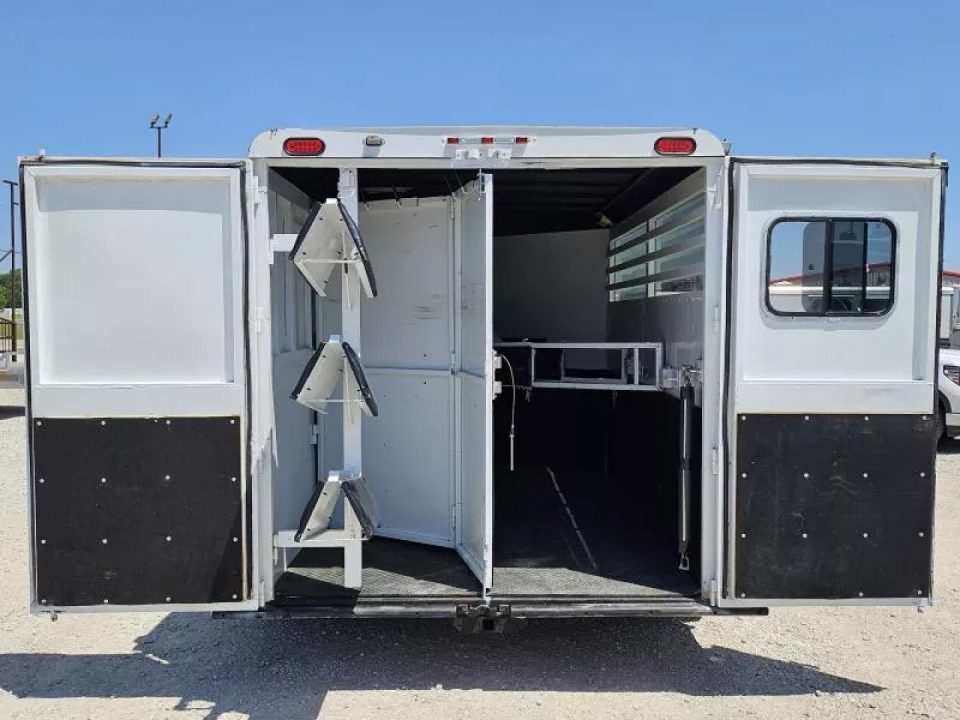 Used 2000 Circle C 3 Horse Weekender Horse Trailer