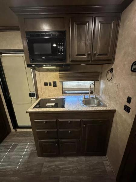 New 2025 Sundowner stock with 10' Living Quarter W/Mid Tack