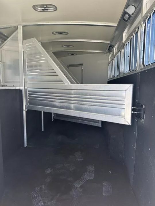 Used 2014 Cimarron Trailers 4 Horse 11' Living Quarter