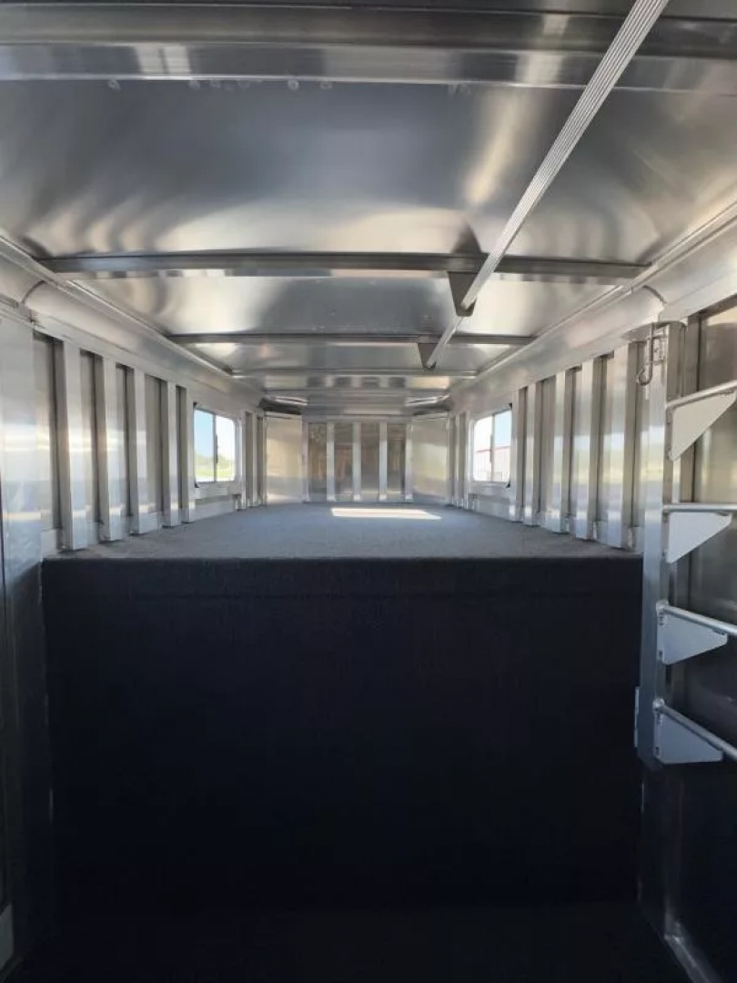 New 2025 Featherlite 6-Horse Slant Gooseneck