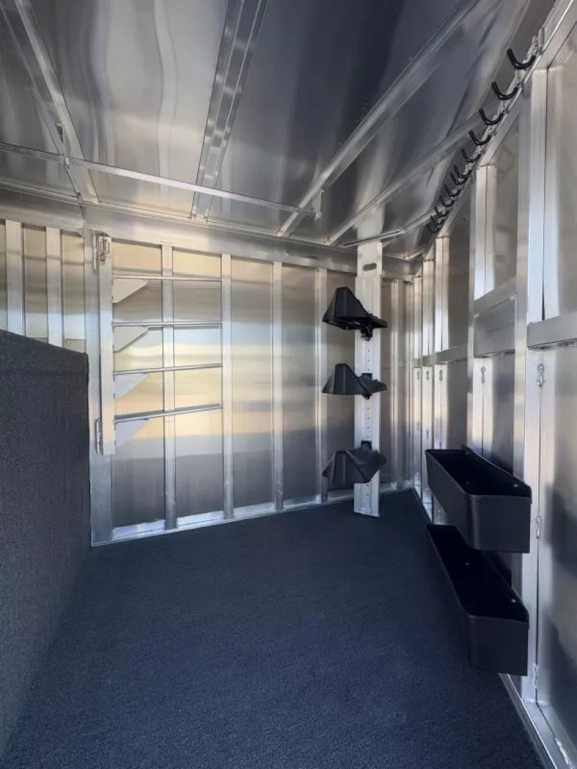 New 2025 Featherlite 6-Horse Slant Gooseneck