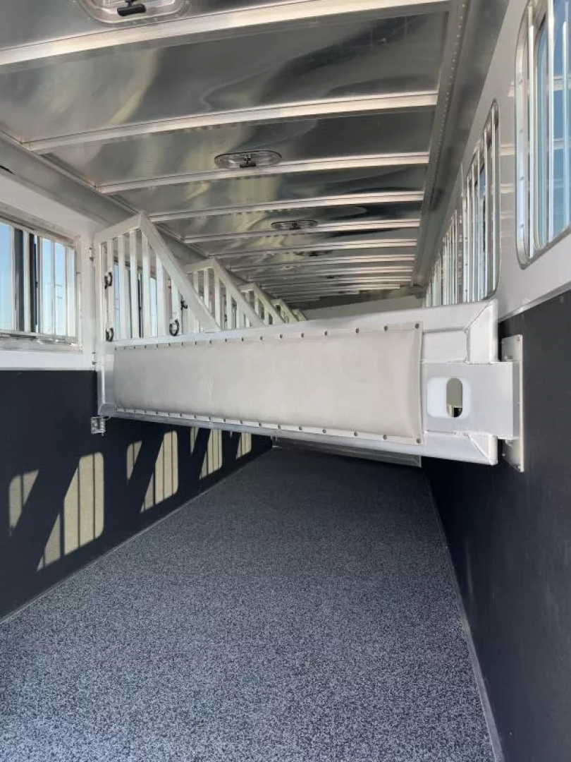 New 2025 Featherlite 6-Horse Slant Gooseneck