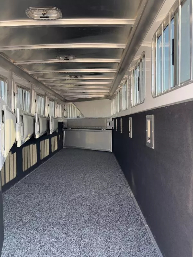 New 2025 Featherlite 6-Horse Slant Gooseneck