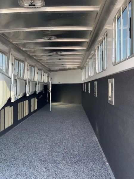 New 2025 Featherlite 6-Horse Slant Gooseneck