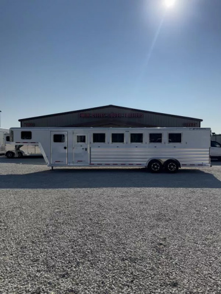 New 2025 Featherlite 6-Horse Slant Gooseneck