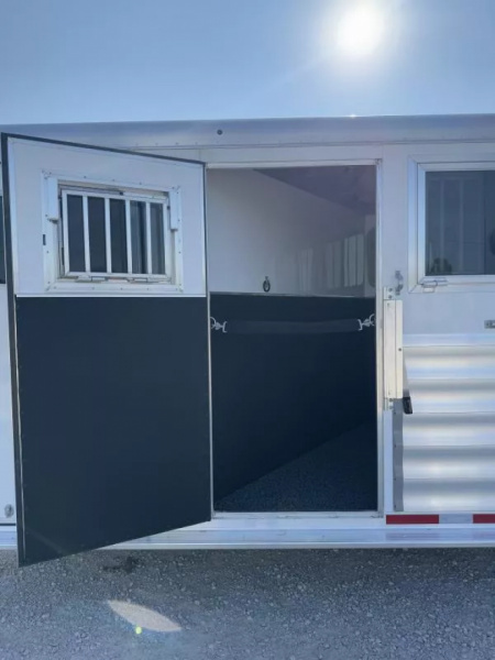 New 2025 Featherlite 6-Horse Slant Gooseneck