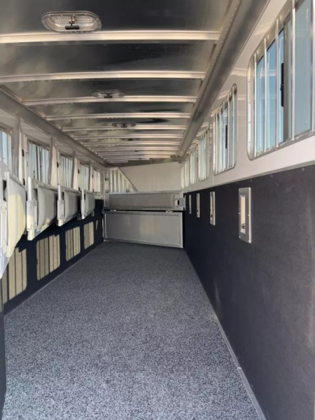 New 2025 Featherlite 6-Horse Slant Gooseneck