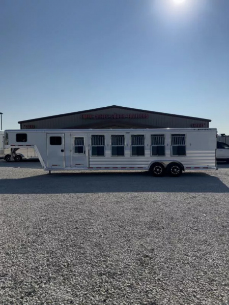 New 2025 Featherlite 6-Horse Slant Gooseneck
