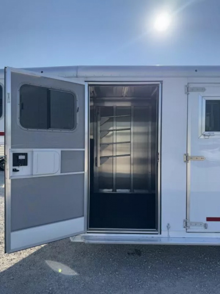 New 2025 Featherlite 6-Horse Slant Gooseneck