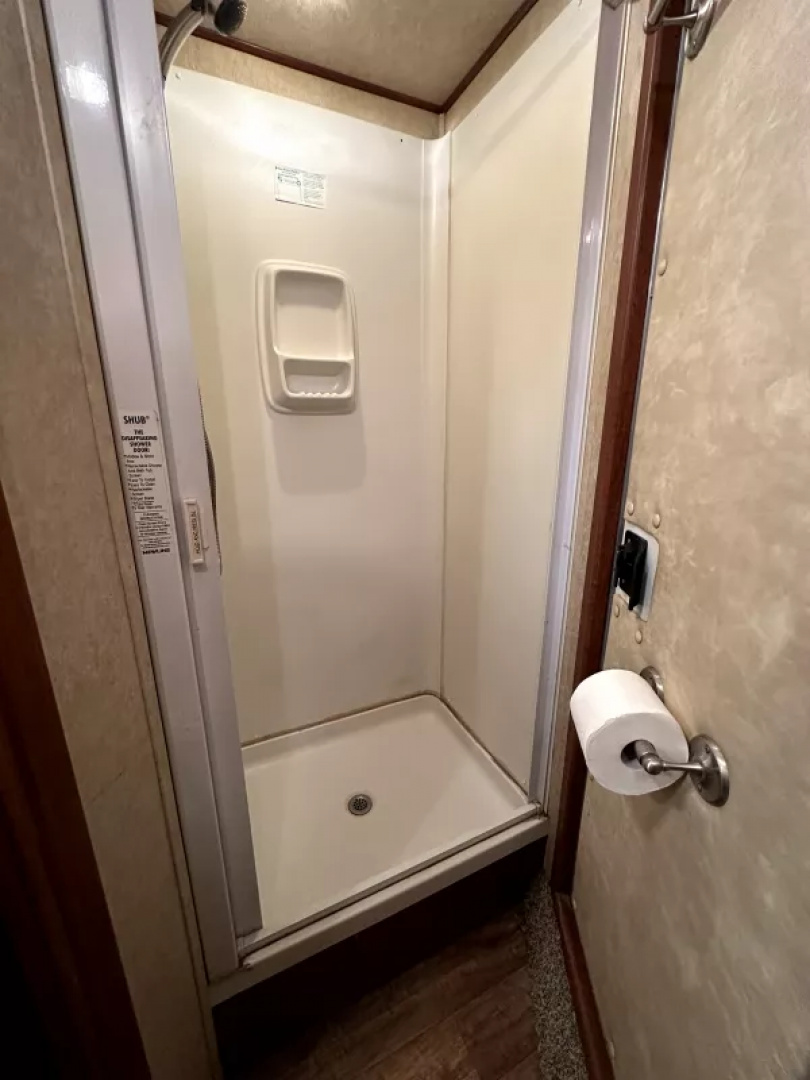 Used 2013 Sundowner 3 Horse Gooseneck Living Quarters