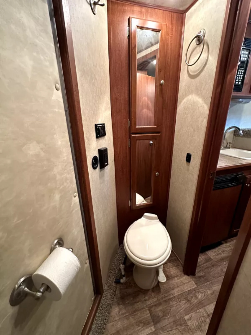 Used 2013 Sundowner 3 Horse Gooseneck Living Quarters