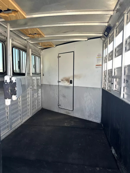 Used 2013 Sundowner 3 Horse Gooseneck Living Quarters