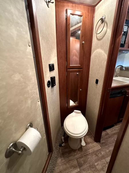 Used 2013 Sundowner 3 Horse Gooseneck Living Quarters