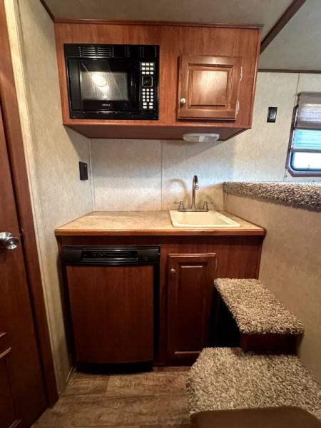 Used 2013 Sundowner 3 Horse Gooseneck Living Quarters