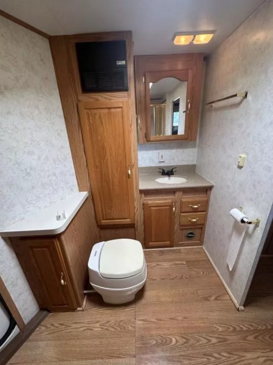 Used 2002 Exiss 4 Horse Gooseneck Living Quarter Horse Trailer