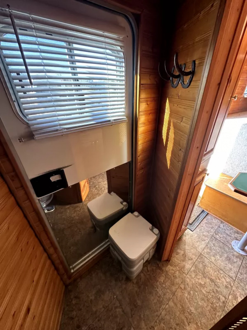 Used 1998 Exiss 3 Horse Living Quarters Weekender Horse Trailer