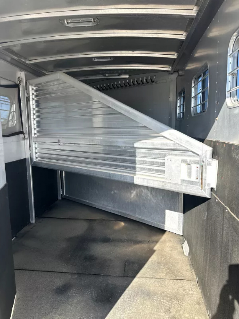 Used 1998 Exiss 3 Horse Living Quarters Weekender Horse Trailer