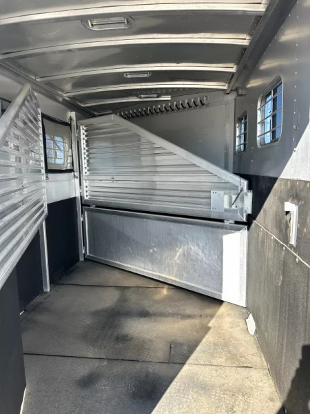 Used 1998 Exiss 3 Horse Living Quarters Weekender Horse Trailer