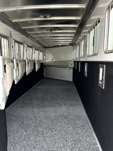 New 2026 Featherlite 6 Horse Gooseneck Horse Trailer