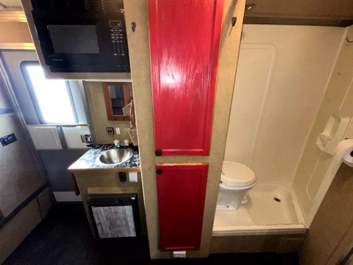 Used 2005 Cherokee 4 Horse Gooseneck Living Quarters Horse Trailer