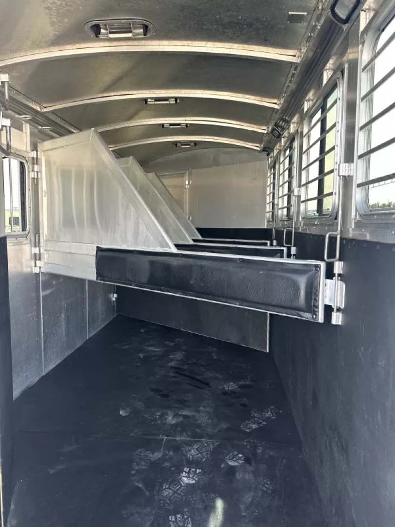 Used 2005 Cherokee 4 Horse Gooseneck Living Quarters Horse Trailer