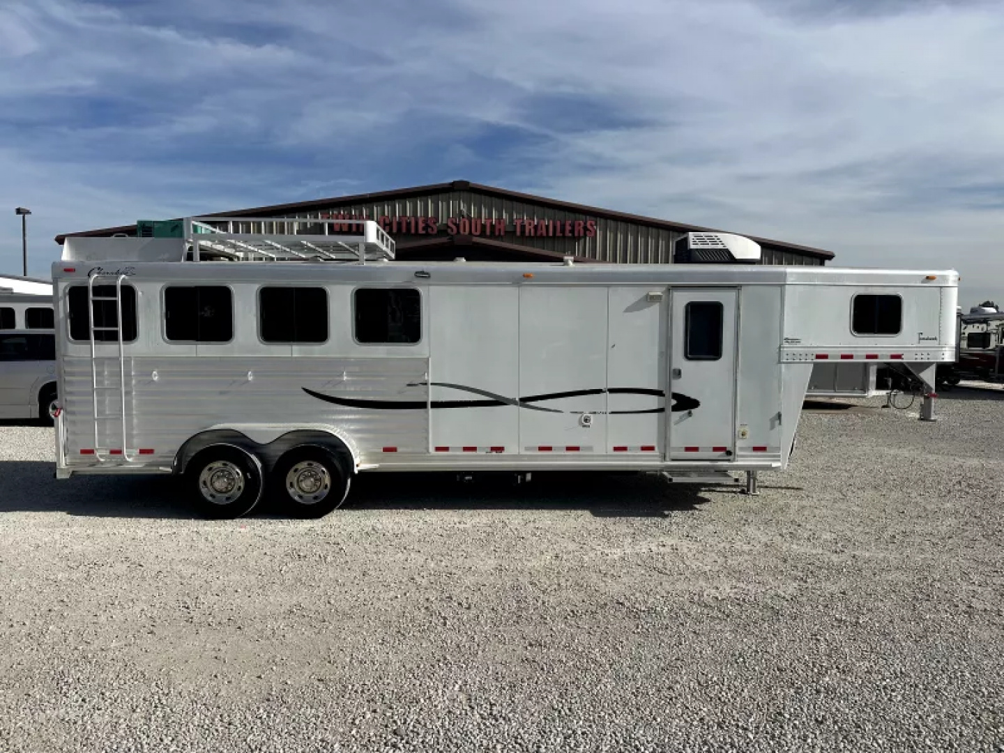 Used 2005 Cherokee 4 Horse Gooseneck Living Quarters Horse Trailer