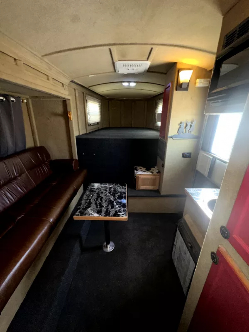 Used 2005 Cherokee 4 Horse Gooseneck Living Quarters Horse Trailer