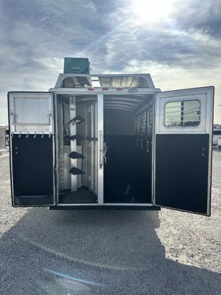 Used 2005 Cherokee 4 Horse Gooseneck Living Quarters Horse Trailer