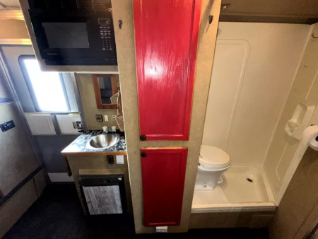 Used 2005 Cherokee 4 Horse Gooseneck Living Quarters Horse Trailer